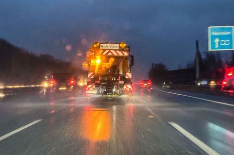 Räumfahrzeuge waren im Dauereinsatz. Foto: Oliver Berg/dpa