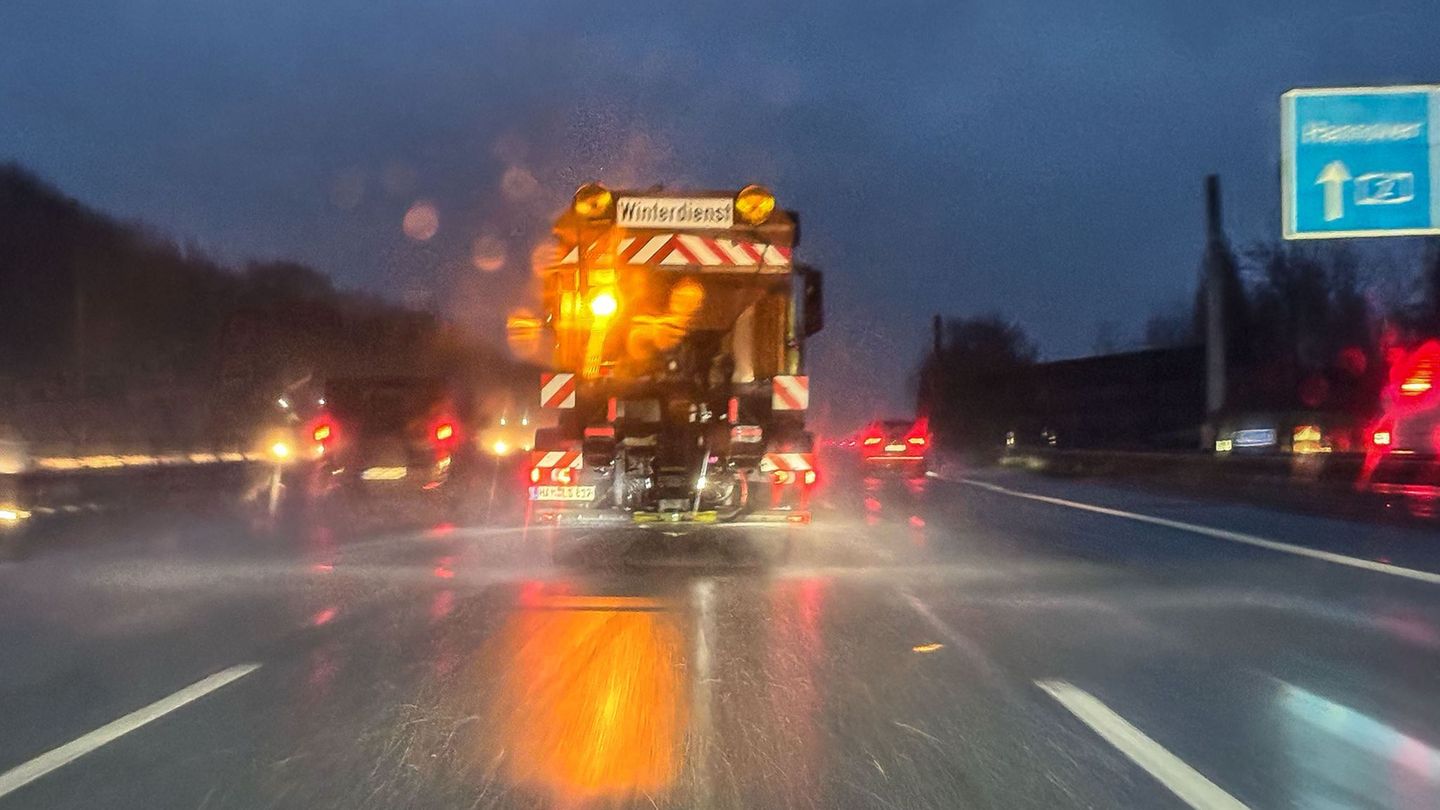 Wintereinbruch: Wintereinbruch in NRW bringt Unfälle und Rodelspaß