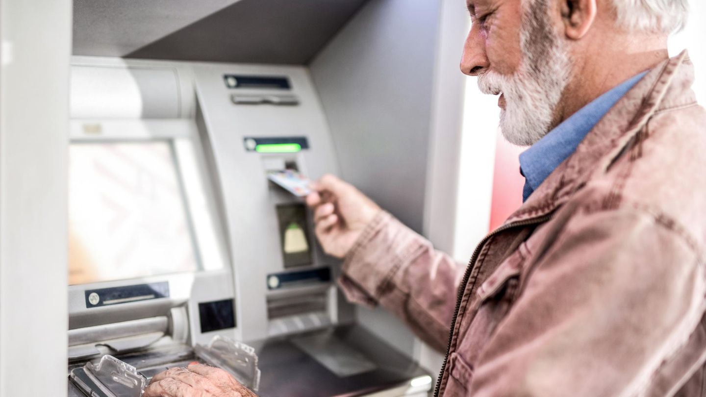 Rente Auszahlungstermine 2026: Rentner am Geldautomaten