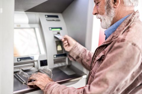 Rente Auszahlungstermine 2026: Rentner am Geldautomaten