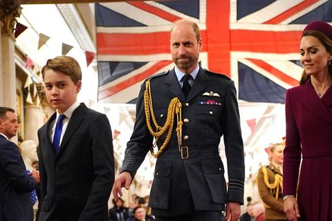 Prinz George (l.) mit Prinz William und Prinzessin Kate.