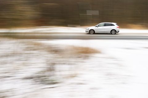 Auch im Flachland gab es in Niedersachsen Schnee und Eis. Foto: Julian Stratenschulte/dpa