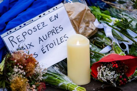 "Ruhet in Frieden bei den Sternen", steht auf einer Botschaft am Brandort. Foto: Jean-Christophe Bott/KEYSTONE/dpa