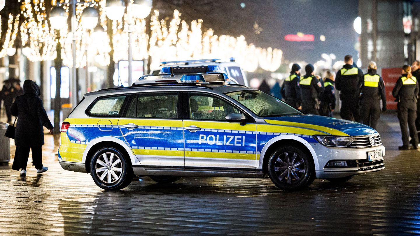 Rund 2.000 Polizistinnen und Polizisten waren in Niedersachsen im Einsatz. Foto: Moritz Frankenberg/dpa