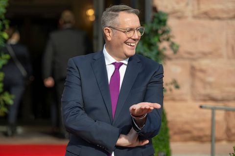 Viele besondere Glückwünsche hat Ministerpräsident Alexander Schweitzer (SPD) 2025 überbracht. (Archivbild) Foto: Boris Roessler