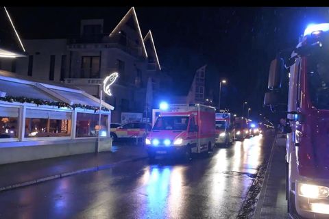 Mehrere Rettungswagen vor einem Fischlokal in Timmendorf