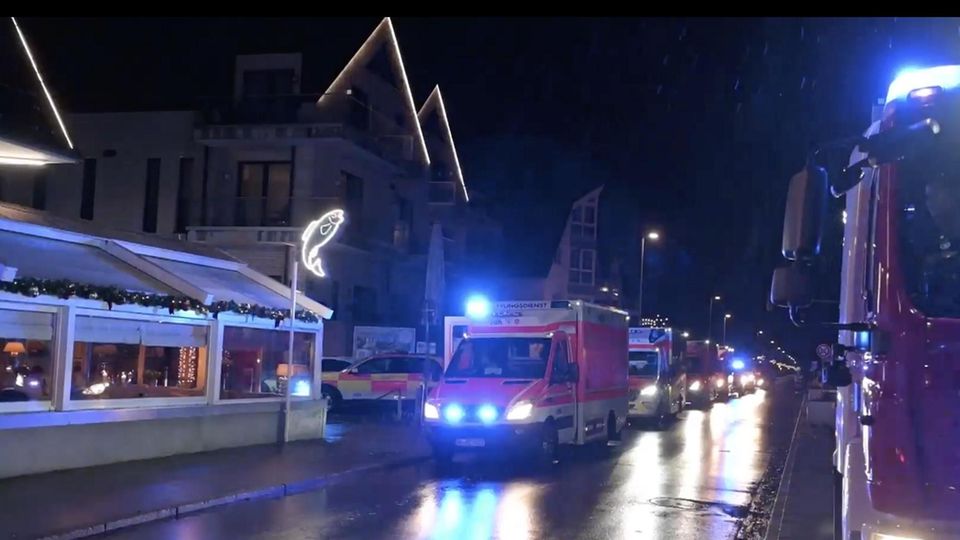 Mehrere Rettungswagen vor einem Fischlokal in Timmendorf