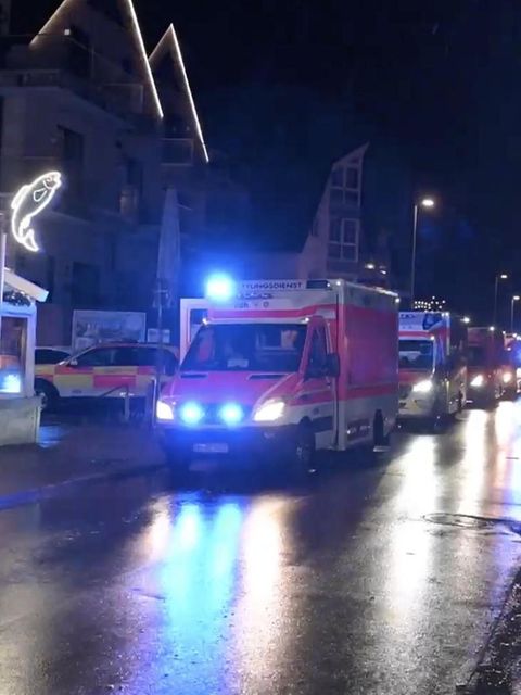 Mehrere Rettungswagen vor einem Fischlokal in Timmendorf