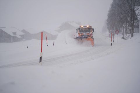 Winterliches Wetter: Ein Räumfahrzeig befreit eine Straße vom Schnee