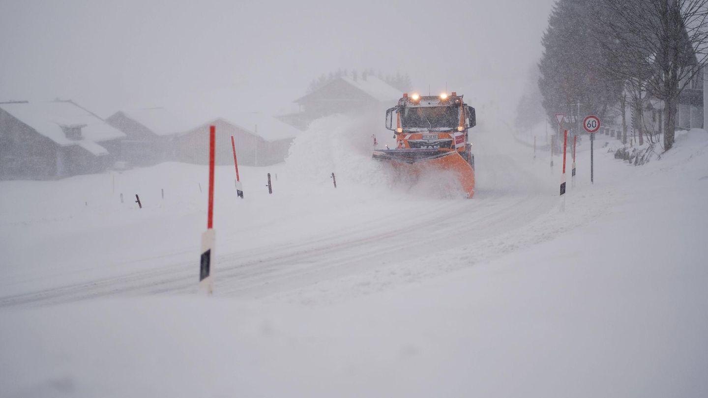 Winterliches Wetter: Ein Räumfahrzeig befreit eine Straße vom Schnee