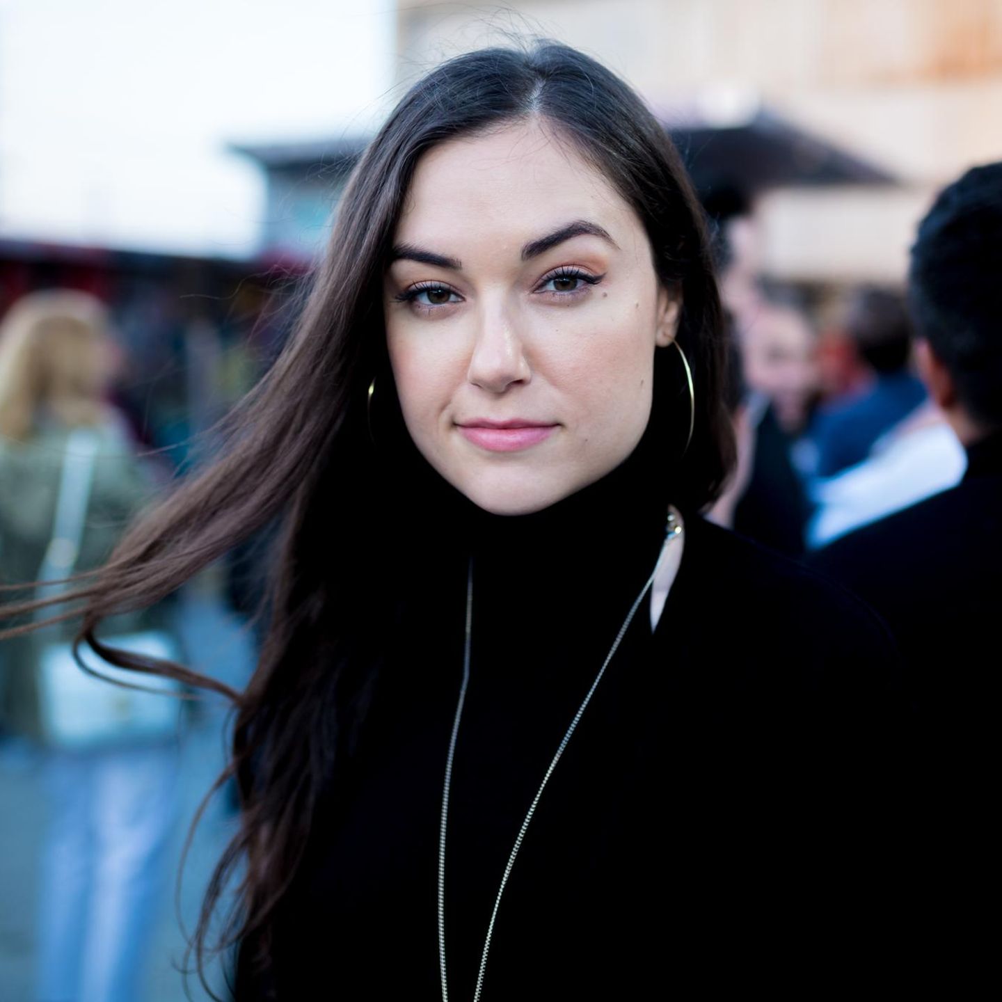 Sasha Drey schaut in die Kamera