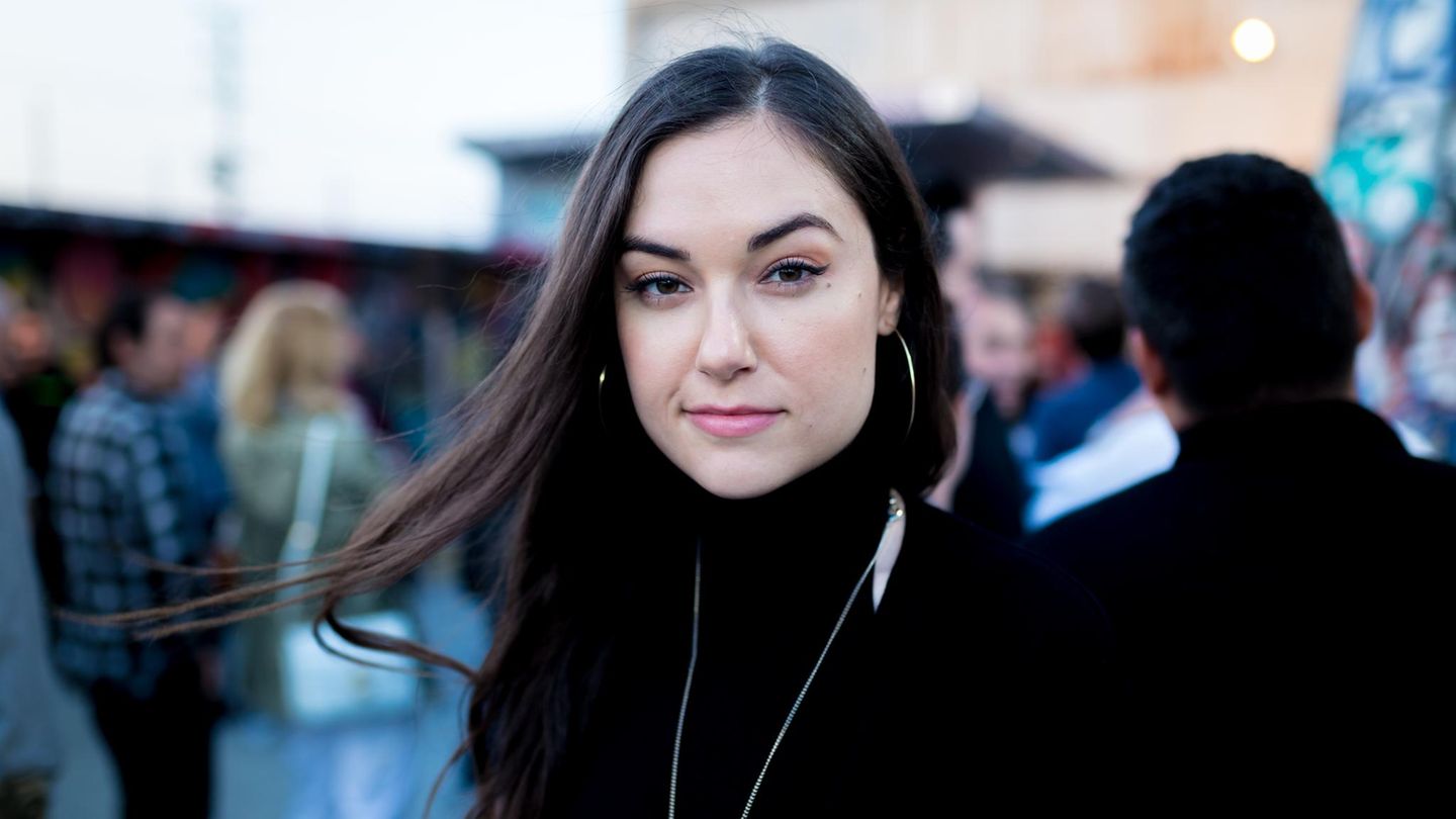 Sasha Drey schaut in die Kamera