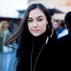 Sasha Drey schaut in die Kamera