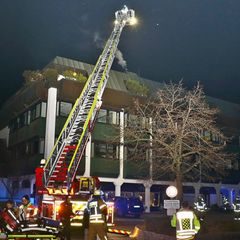 Das Feuer brach nach ersten Erkenntnissen im Flur des Mehrfamilienhauses aus. Foto: Andreas Rometsch/KS-Images.de/dpa