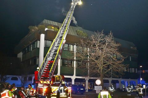 Das Feuer brach nach ersten Erkenntnissen im Flur des Mehrfamilienhauses aus. Foto: Andreas Rometsch/KS-Images.de/dpa