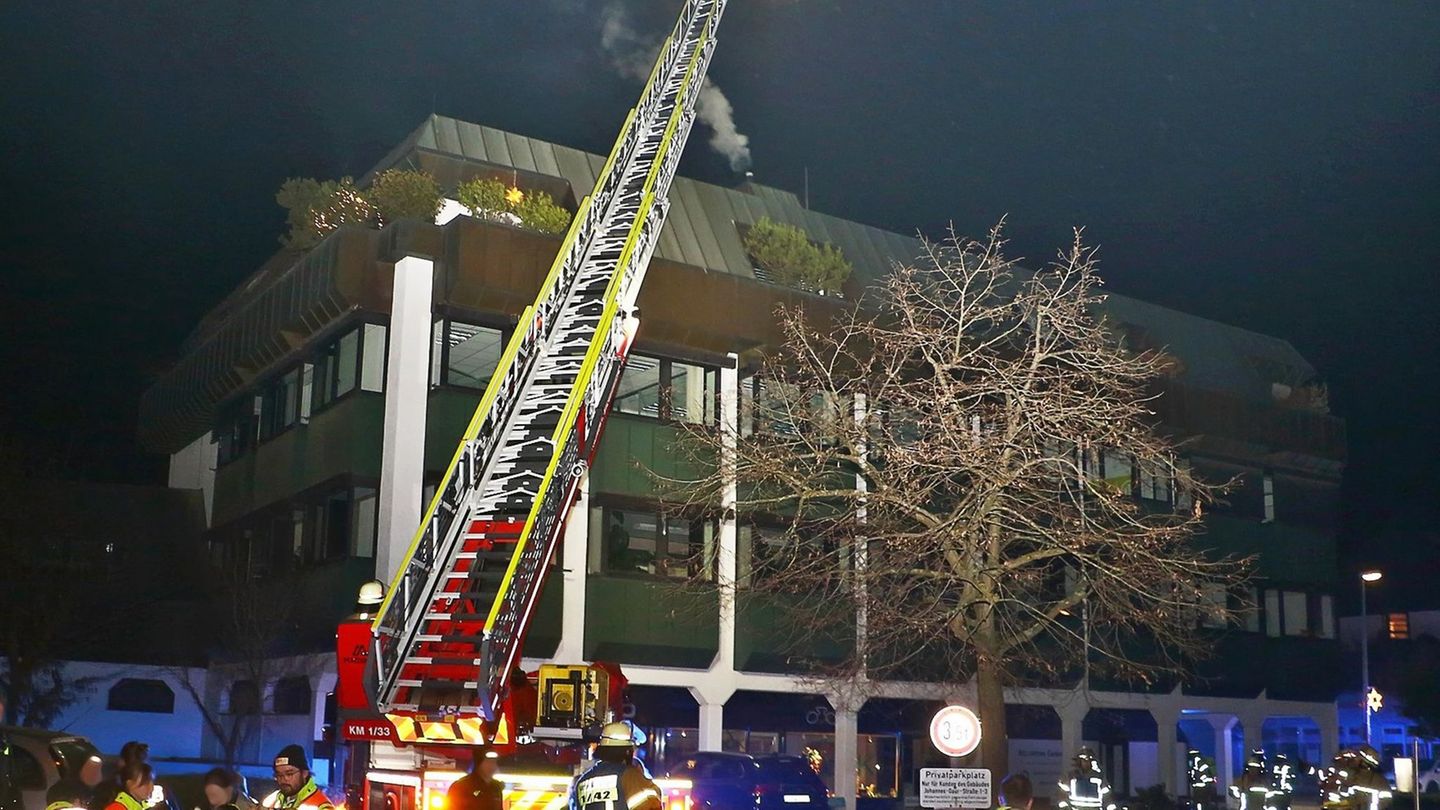Brand: Feuer in Mehrfamilienhaus - vier Verletzte