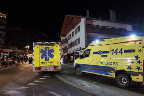 Viele Verletzte wurden in der Silvesternacht in Crans-Montana mit Rettungswagen in Kliniken gebracht. Foto: Kantonspolizei Walli