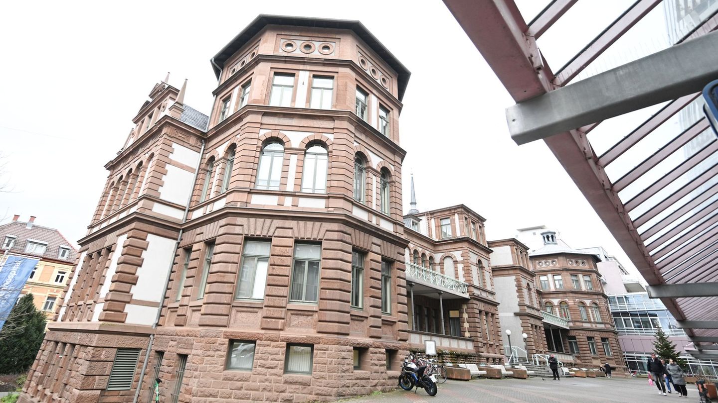 Ein Brandverletzter wird in einer Stuttgarter Klinik behandelt. Foto: Bernd Weißbrod/dpa