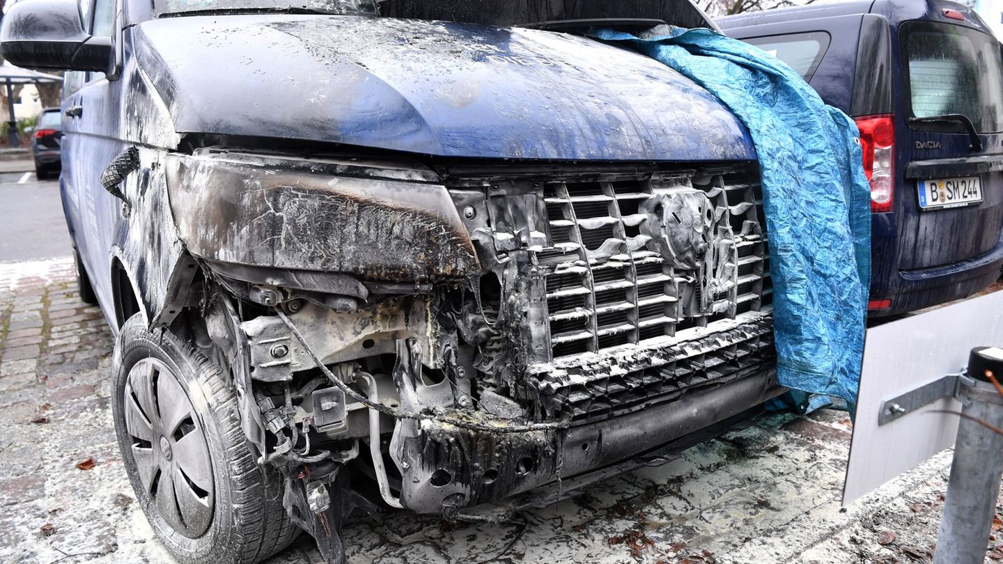 Auch der dritte Kältebus der Berliner Stadtmission ist durch einen Brand schwer beschädigt worden. Foto: Paul Zinken/dpa