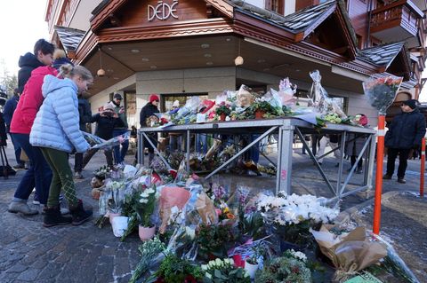 Menschen trauern in Crans-Montana um die Opfer des Brands in einer Bar – unter anderem den jungen Italiener Emanuele Galeppini