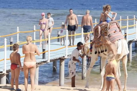 Ein Steg ins Meer mit Badegästen