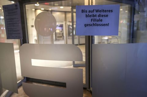Ein Zettel mit der Aufschrift "Bis auf Weiteres bleibt diese Filiale geschlossen" hängt am Eingang der Sparkassen-Filiale Gelsen