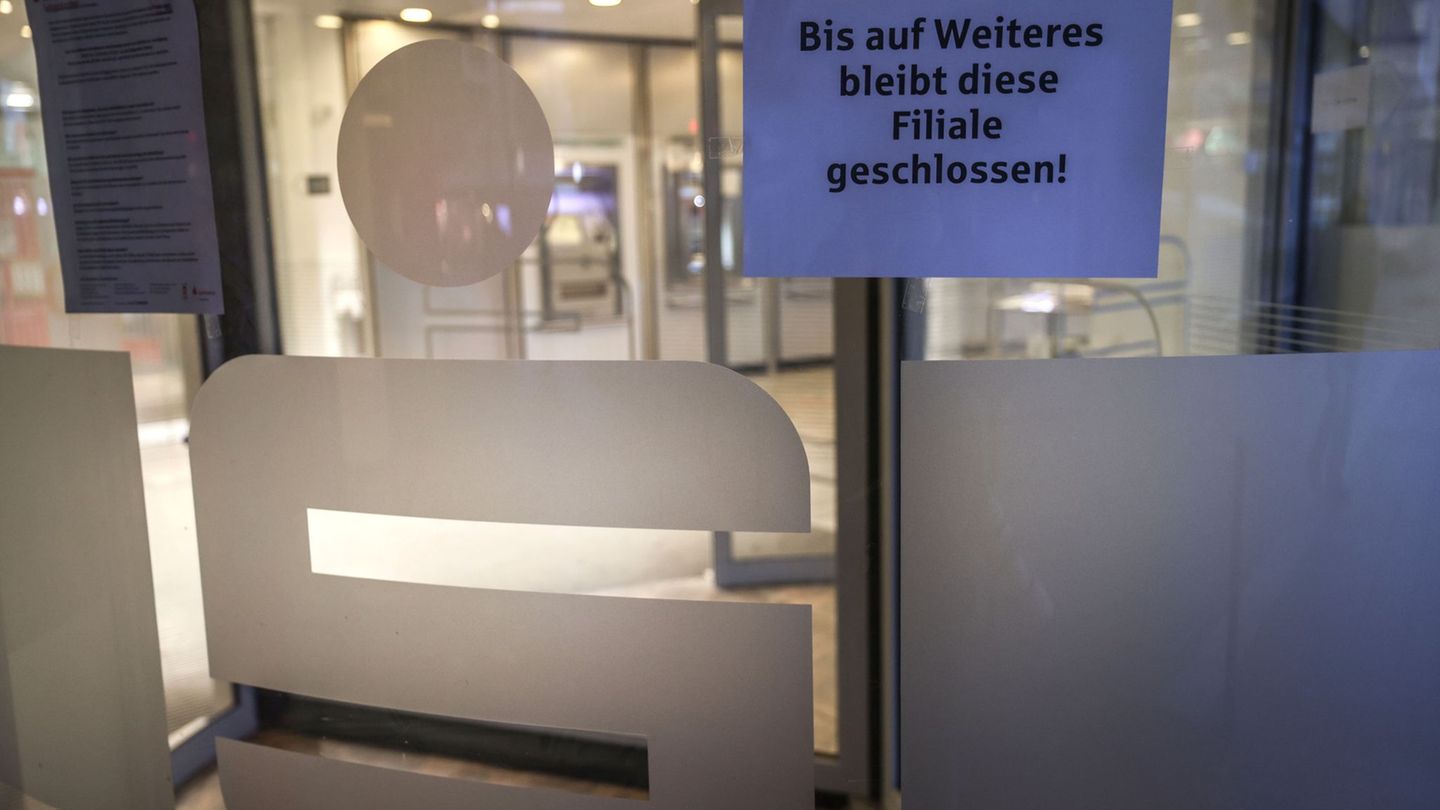 Ein Zettel mit der Aufschrift "Bis auf Weiteres bleibt diese Filiale geschlossen" hängt am Eingang der Sparkassen-Filiale Gelsen