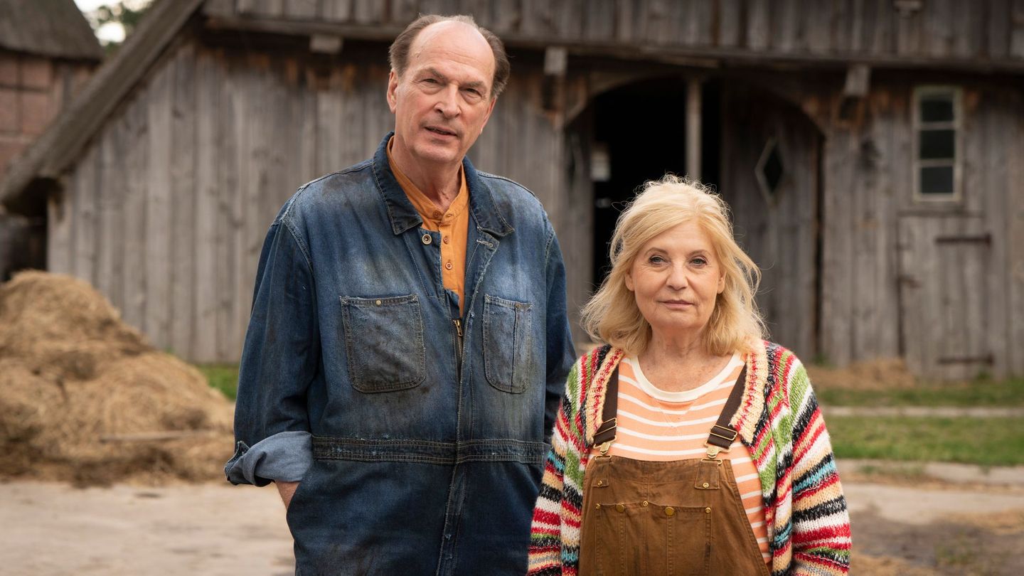 Die Anwältin Isabel von Brede (Sabine Postel) und ihr Kanzleipartner Markus Gellert (Herbert Knaup) "genießen" das Landleben – in Blaumann und Gummistiefeln.