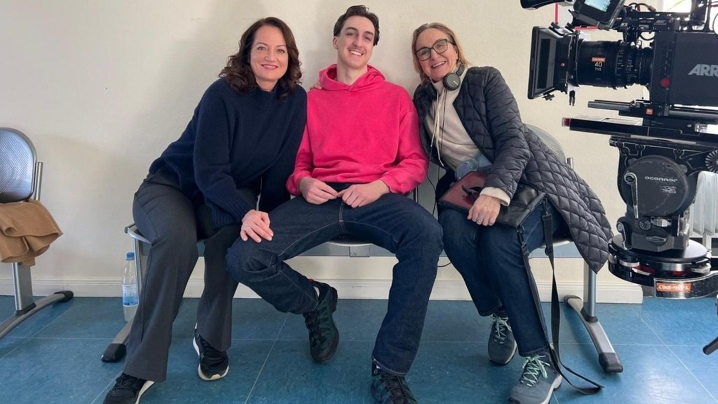 Natalia Wörner (li.), ihr Sohn Jacob-Lee Seeliger und Regisseurin Judith Kennel backstage am Set zum neuen Fall "Das Mädchen o