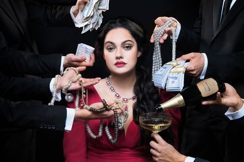 Ruja Ignatova (Nilam Farooq), oft als Krypto-Queen bezeichnet, verschwand 2017 spurlos und steht heute auf der Fahndungsliste des FBI. Sie gilt als eine der meistgesuchten Frauen des Planeten. Weltweit investierten Millionen Menschen in OneCoin. Der Gesamtschaden wird auf mehrere Milliarden Euro beziehungsweise Dollar geschätzt.