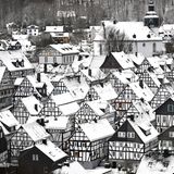 Freudenberg, Deutschland. Weiße Wände, schwarze Balken, weiße Dächer: Ist das nun ein Schwarz-Weiß-Foto der winterlichen Altstadt in Nordrhein-Westfalen oder nicht? Doch wer genau hinschaut, entdeckt doch ein paar Beweise, die klarmachen: Es ist Farbe im Spiel.