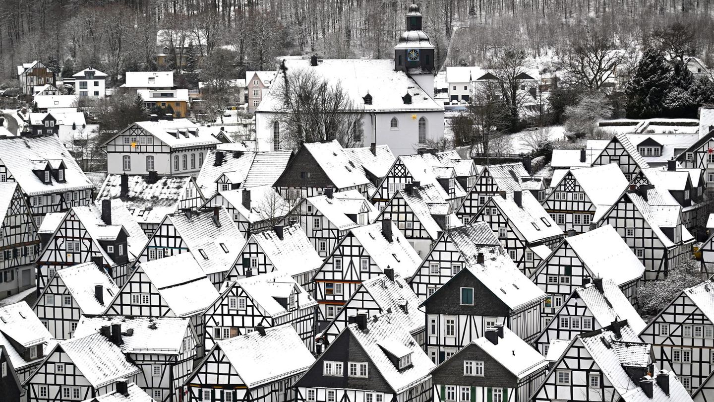 Freudenberg, Deutschland. Weiße Wände, schwarze Balken, weiße Dächer: Ist das nun ein Schwarz-Weiß-Foto der winterlichen Altstadt in Nordrhein-Westfalen oder nicht? Doch wer genau hinschaut, entdeckt doch ein paar Beweise, die klarmachen: Es ist Farbe im Spiel.