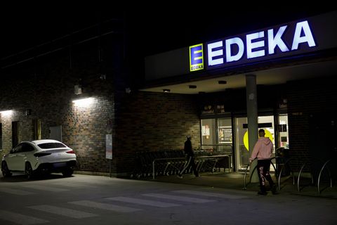 Die Supermarktkette Edeka bestellt den Angaben nach wieder wie gewohnt Bier von AB Inbev. (Archivbild) Foto: Julius-Christian Sc