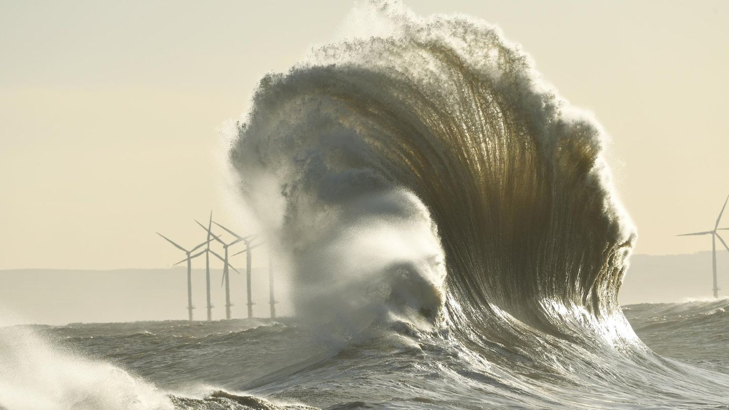 Hartlepool, Großbritannien. Diese Welle ist schon eindrucksvoll, wie sie sich aus dem Meer erhebt. Denn das nasskalte und stürmische Wetter macht sich nicht nur in Deutschland, sondern auch auf der anderen Seite der Nordsee bemerkbar
