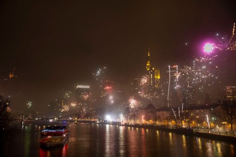 Schön anzusehen, aber nicht 100-prozentig gesund: Feuerwerke an Silvester - wie hier in Frankfurt - können die Feinstaubbelastun