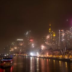 Schön anzusehen, aber nicht 100-prozentig gesund: Feuerwerke an Silvester - wie hier in Frankfurt - können die Feinstaubbelastun