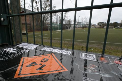 Ein zwölfjähriger Junge ist in Potsdam auf einem Sportplatz vermutlich durch einen Kugelbomben-Blindgänger schwer verletzt worde