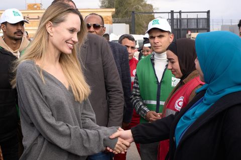 Angelina Jolie informierte sich am ägyptischen Grenzübergang Rafah über Hilfsmaßnahmen für den Gazastreifen. Foto: Mohammed Araf