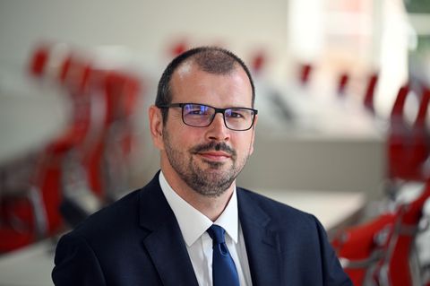 Brandenburgs Bildungsminister Steffen Freiberg (SPD) äußert sich zu möglichen Konsequenzen der sinkenden Geburtenzahl. (Archivbi