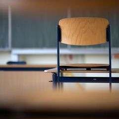 Eine Frau soll sich jahrelang als Lehrerin ausgegeben haben. (Symbolbild) Foto: Marijan Murat/dpa
