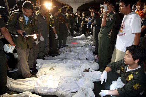 Klub "Santika", 2009: Während einer Silvesterfeier starben im "Santika" in Thailands Hauptstadt Bangkok mindestens 67 Menschen bei einem Feuer. 103 weitere Menschen wurden verletzt. Zur Zeit des Brandes um 0.20 Uhr Ortszeit waren etwa 1000 Menschen in dem populären Klub. Unter den Gästen brach Panik aus. Funken eines Feuerwerks hatten den Brand ausgelöst. Fast drei Jahre später wurde der thailändische Barbesitzer wegen fahrlässiger Tötung zu drei Jahren Haft verurteilt. Er habe die Bauvorschriften missachtet, befand das Gericht. So seien keine richtigen Notausgänge und keine Feuerlöscher vorhanden gewesen. Auch der Verantwortliche der Bühnenschau, bei der das Feuerwerk gezündet wurde, wurde zu drei Jahren Haft verurteilt