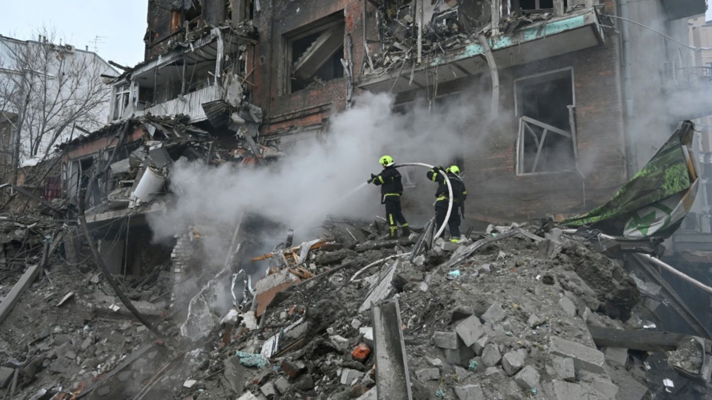 Gouverneur: 19 Verletzte bei russischem Angriff auf Wohngebäude in Charkiw