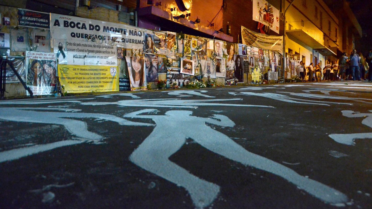 "Kiss"-Discothek, 2013: Im Januar 2013 ereignete sich in Santa Maria im Bundesstaat Rio Grande do Sul eine der schwersten Brandkatastrophen des Landes. Ein Feuerwerkskörper, der von einem Musiker während einer Studentenparty abgefeuert wurde, setzte die Decke in Brand. Das Feuer führte zum Tod von 242 Menschen und verletzte 636 weitere Personen. Fast neun Jahre nach dem Unglück wurden vier Verantwortliche zu langen Haftstrafen verurteilt – die beiden Betreiber erhielten 22,5 bzw. 19,5 Jahre, zwei beteiligte Musiker jeweils 18 Jahre Haft