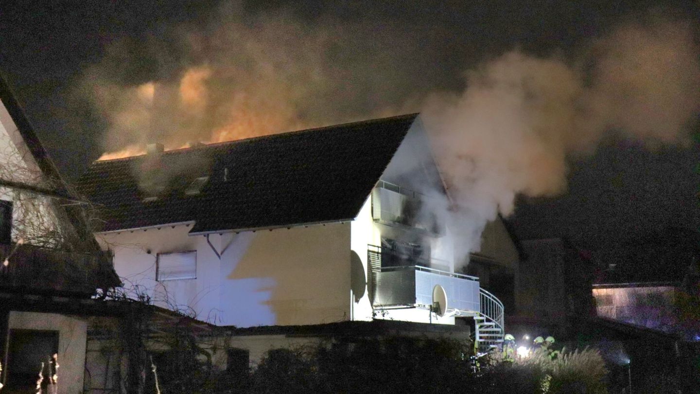 Brand: Brand in Einfamilienhaus – drei Bewohner retten sich selbst