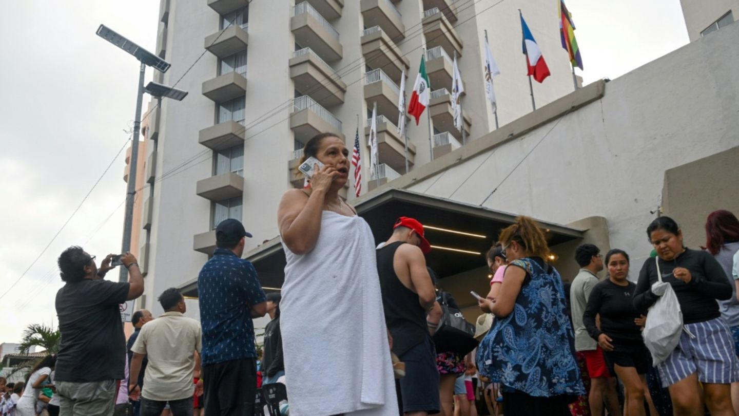 Touristen vor evakuiertem Hotel in Acapulco