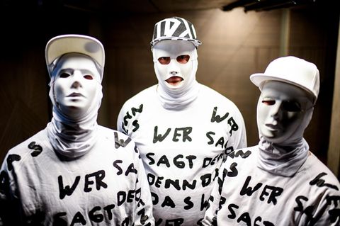 Die drei Mitglieder von Deichkind haben sich ganz in weiß vermummt