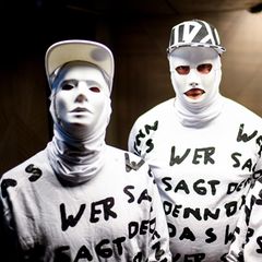 Die drei Mitglieder von Deichkind haben sich ganz in weiß vermummt