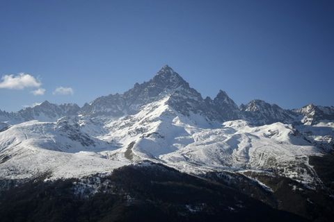 Schneebedeckte Berge im Piemont