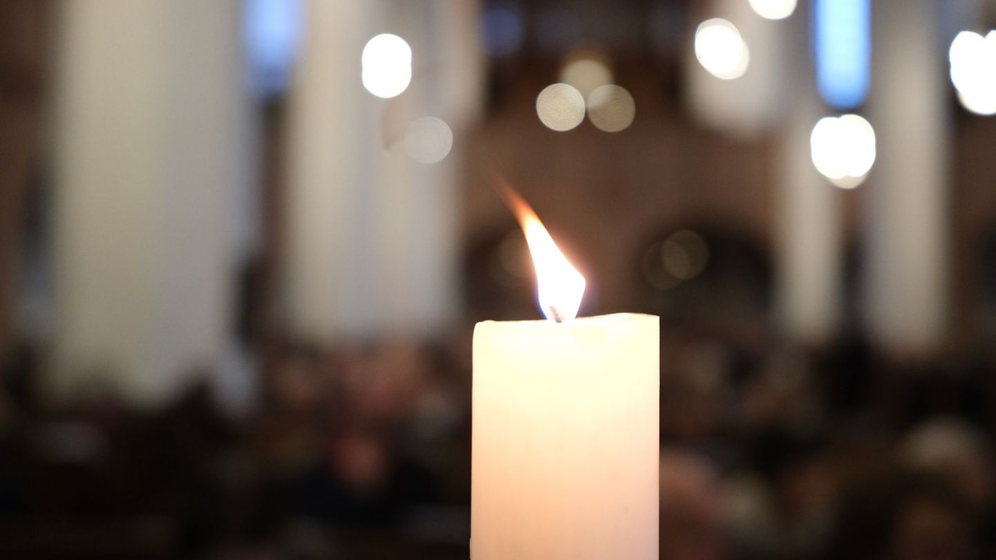 Die Kerzenflamme steht oft für Orientierung, Zuversicht und die Hoffnung, dass es hell wird – auch in schwierigen Situationen. (