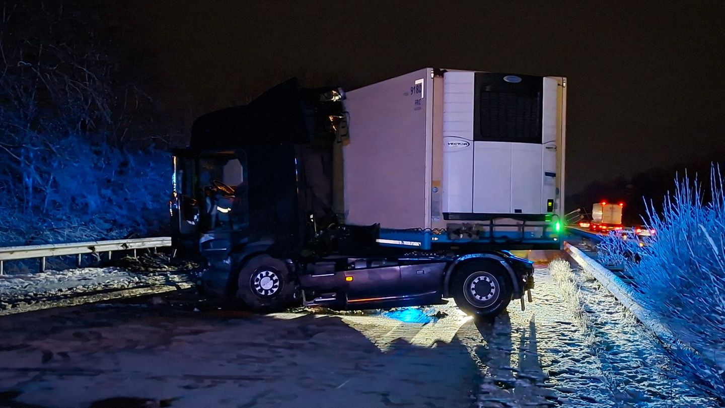 Der Lastwagen blockiert die gesamte Autobahn in Richtung Bremen. Foto: Kai Moorschlatt/dpa